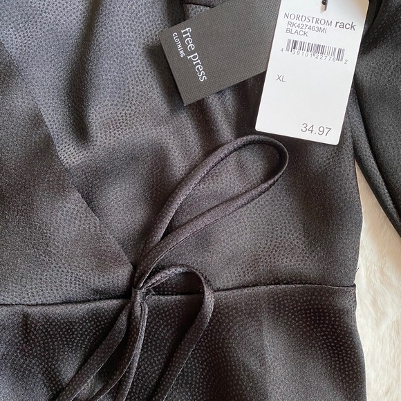 Black V-neck Blouse - Picture 3 of 3